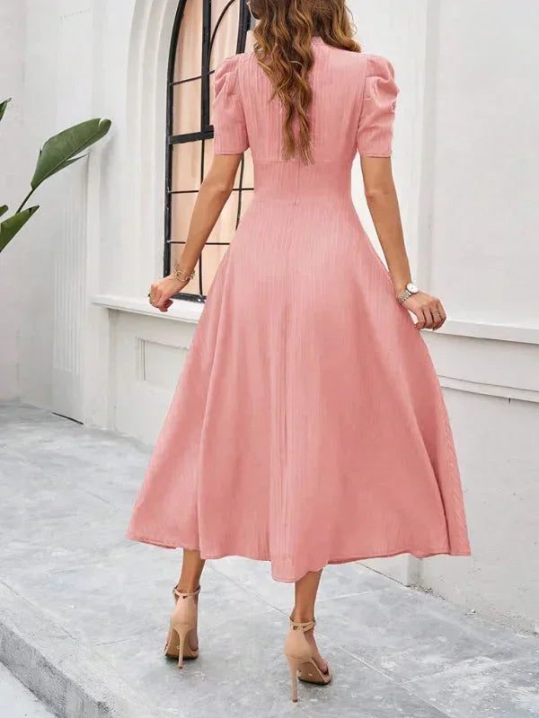Robe midi femme en coton, col V avec manches bouffantes, motif floral sur fond clair, parfaite pour les journées…
