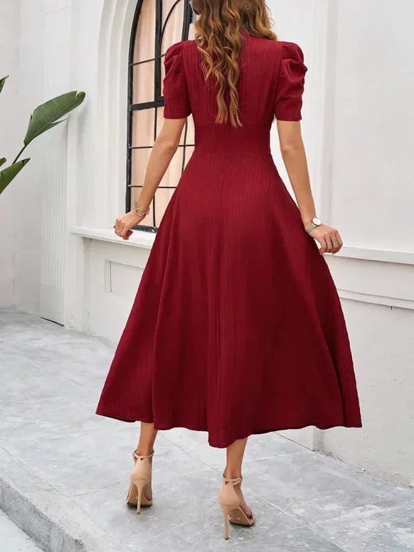 Robe midi femme en coton, col V avec manches bouffantes, dotée d'un imprimé floral délicat pour une silhouette élégante.