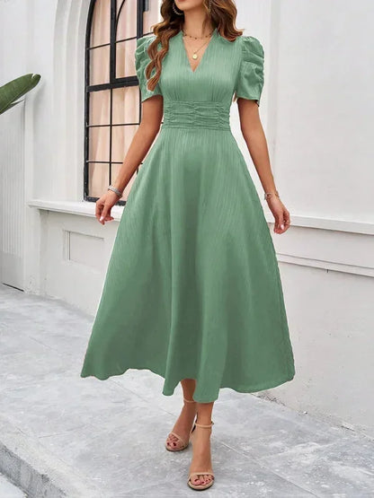 Robe midi femme en tissu léger, col V, manches bouffantes, avec une coupe fluide pour un look élégant et confortable.