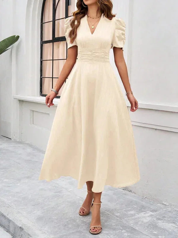 Robe midi femme en coton léger, avec col V et manches bouffantes, idéale pour une tenue décontractée ou habillée.