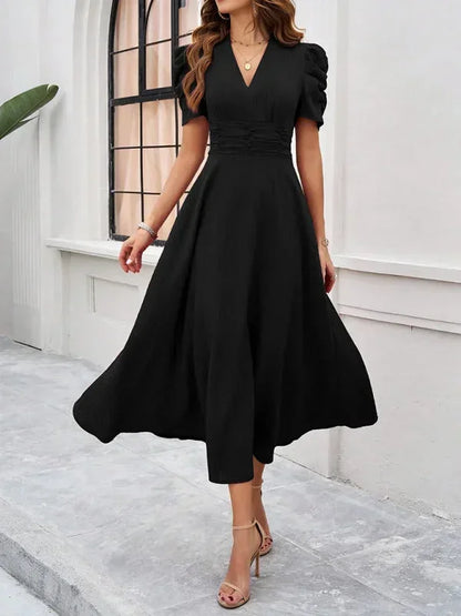 Robe midi femme en coton léger, col V et manches bouffantes pour un style romantique et décontracté.