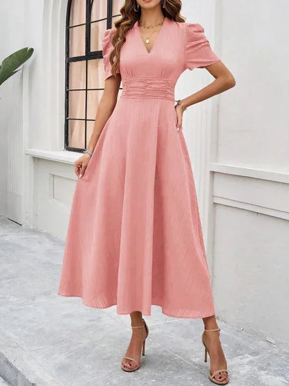 Robe midi femme en tissu léger avec col V et manches bouffantes, idéale pour les journées ensoleillées.