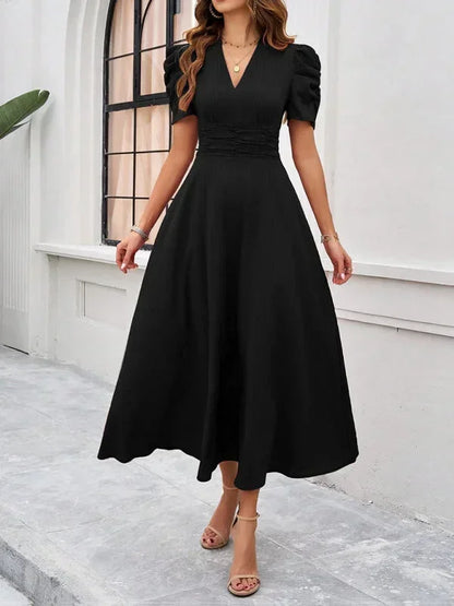 Robe midi femme col V en noir, avec manches bouffantes et tissu léger, parfaite pour un style décontracté et élégant.