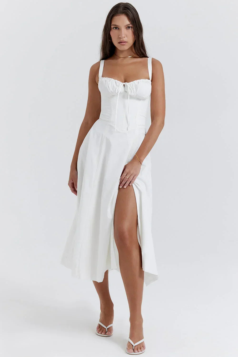 Robe midi femme avec corsage froncé, en tissu léger et fluide, parfaite pour les journées d'été.