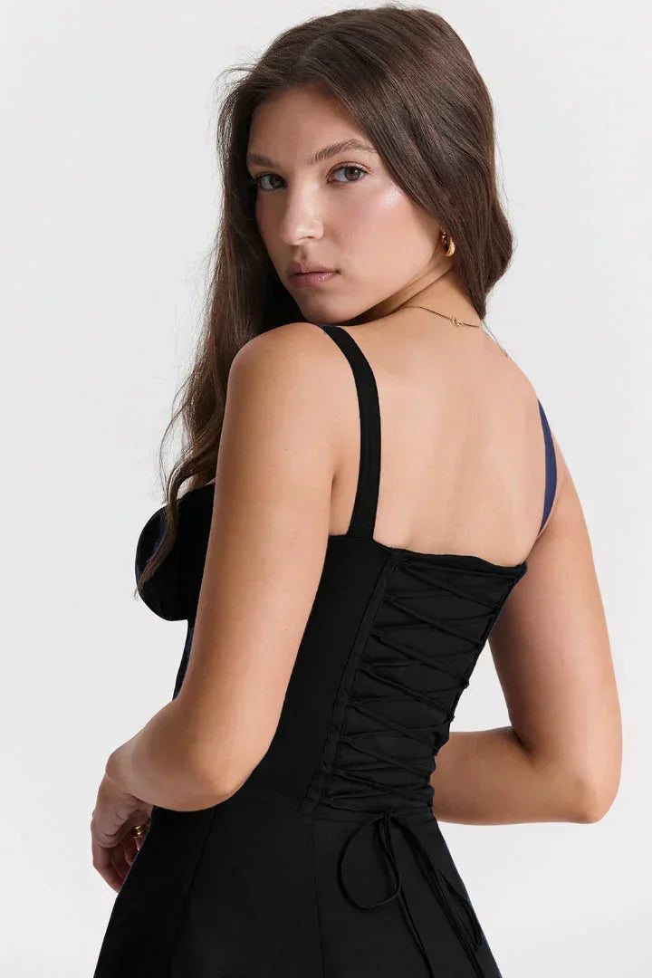 Robe midi femme avec corsage froncé en tissu léger, idéale pour un style décontracté avec une coupe flatteuse.