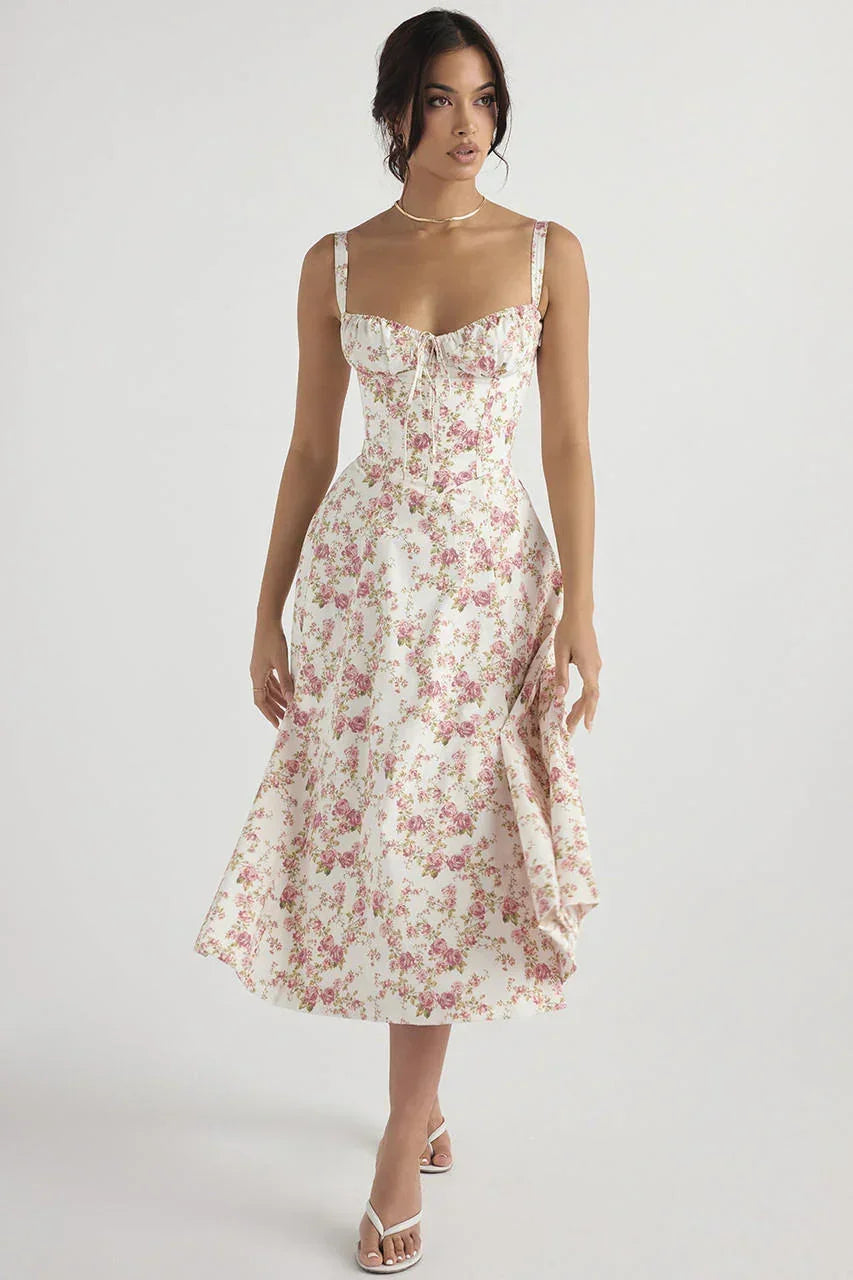 Robe midi beige pour femme avec corsage froncé, en tissu léger et fluide, parfaite pour les occasions décontractées.