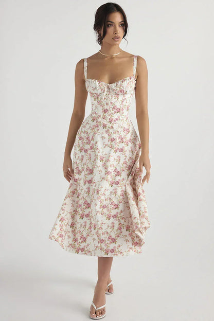 Robe midi beige pour femme avec corsage froncé, en tissu léger et fluide, parfaite pour les occasions décontractées.