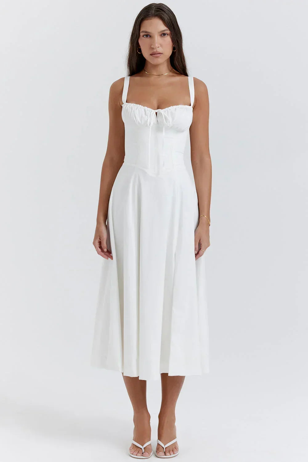 Robe midi femme blanche à corsage froncé, en coton léger, avec des manches délicates et une coupe flatteuse.