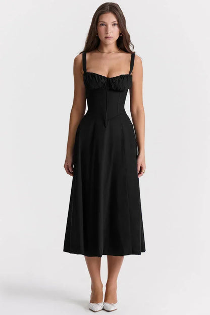 Robe midi femme en noir, avec corsage froncé, en tissu léger et fluide, parfaite pour un look élégant au quotidien.