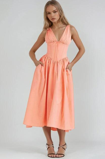 Robe midi femme fleurie à bretelles en tissu léger, avec motifs floraux colorés et coupe élégante pour un look décontracté.