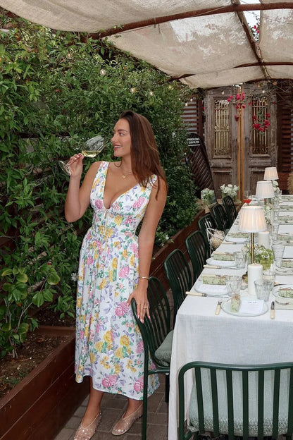 Robe midi femme sans manches en coton, motif floral coloré, taille cintrée et jupe évasée pour un look décontracté.