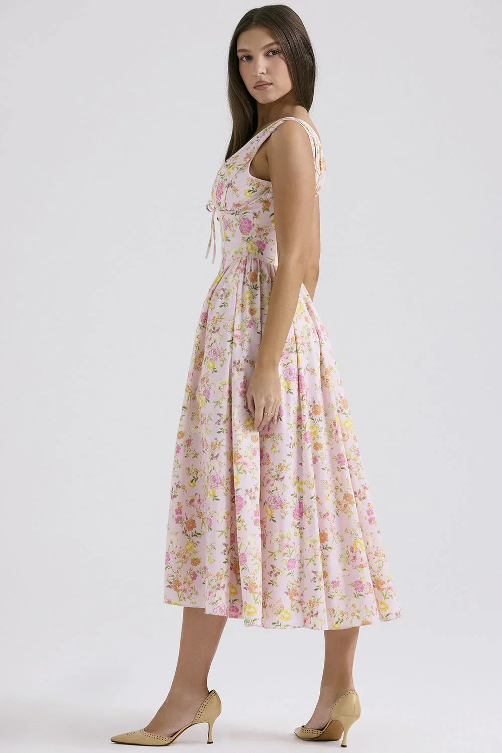 Robe midi femme sans manches en tissu léger, motif fleuri coloré, idéale pour les journées d'été.