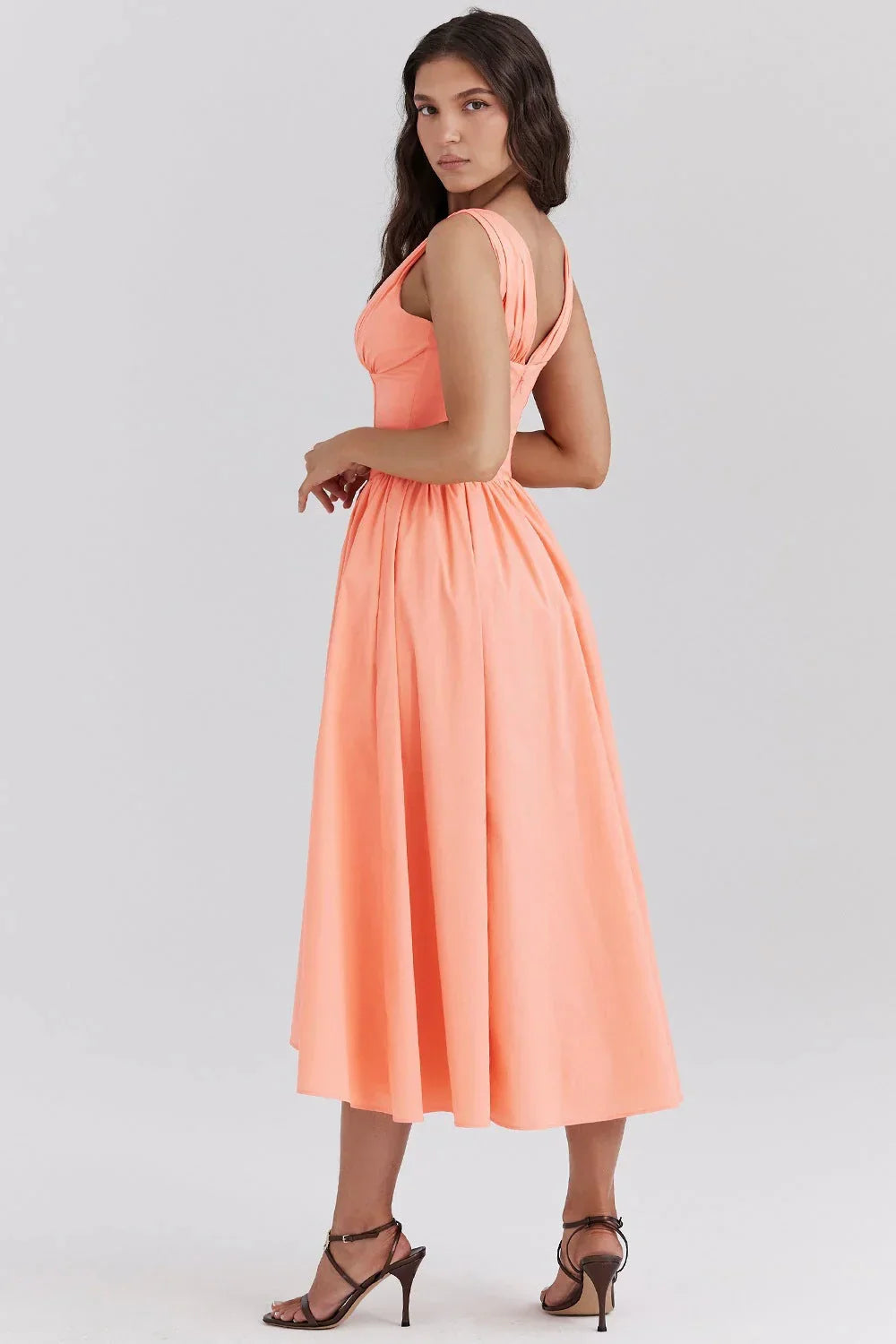 Robe midi sans manches pour femme, en tissu léger, avec un motif floral coloré et une coupe fluide pour un style décontracté.