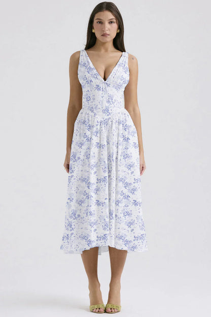 Robe midi sans manches bleu avec motif fleuri, en tissu léger et fluide, idéale pour les journées ensoleillées.