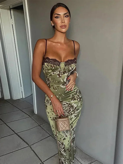 Robe midi femme verte à fleurs, sans bretelles, corsetée, en coton léger, avec une jupe fluide et élégante.