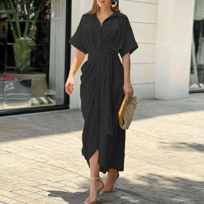 Robe midi noire à imprimé abstrait, dotée d'une ceinture ajustable et confectionnée dans un tissu léger et fluide.