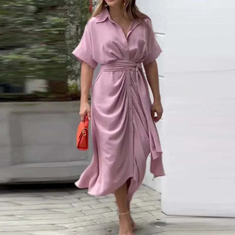 Robe midi femme rose, en tissu léger, imprimé abstrait, avec ceinture ajustable pour un ajustement personnalisé.