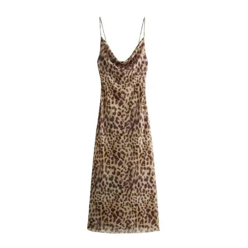 Robe midi femme en imprimé léopard avec bretelles fines, tissu léger et fluide, idéale pour un look décontracté.