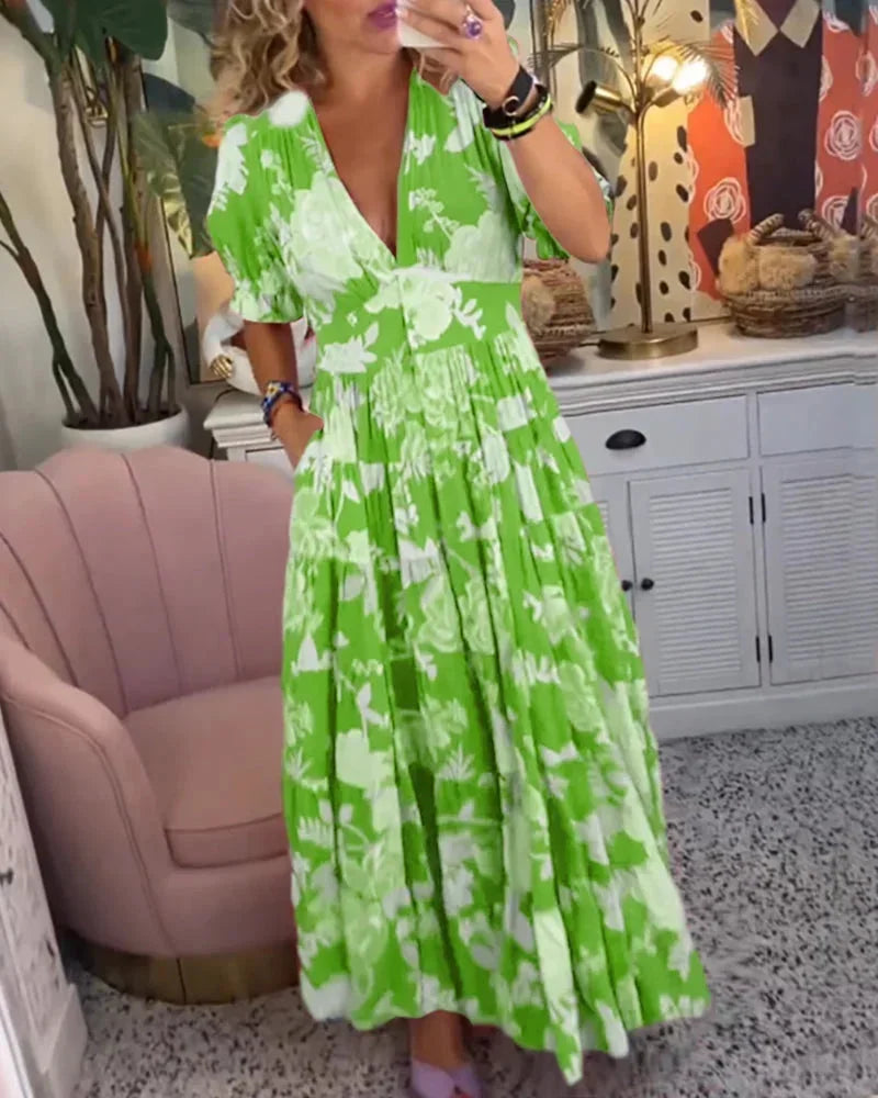 Robe midi femme en coton léger, imprimée de motifs floraux, avec des manches courtes et une taille cintrée.