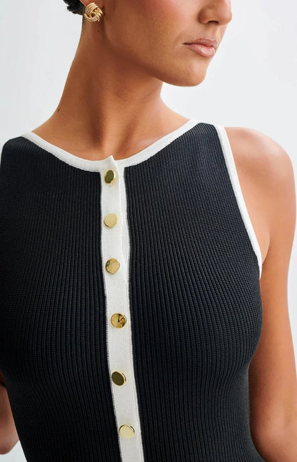 Robe midi noire en coton avec boutons contrastés sur le devant, manches courtes et taille cintrée pour un look élégant.