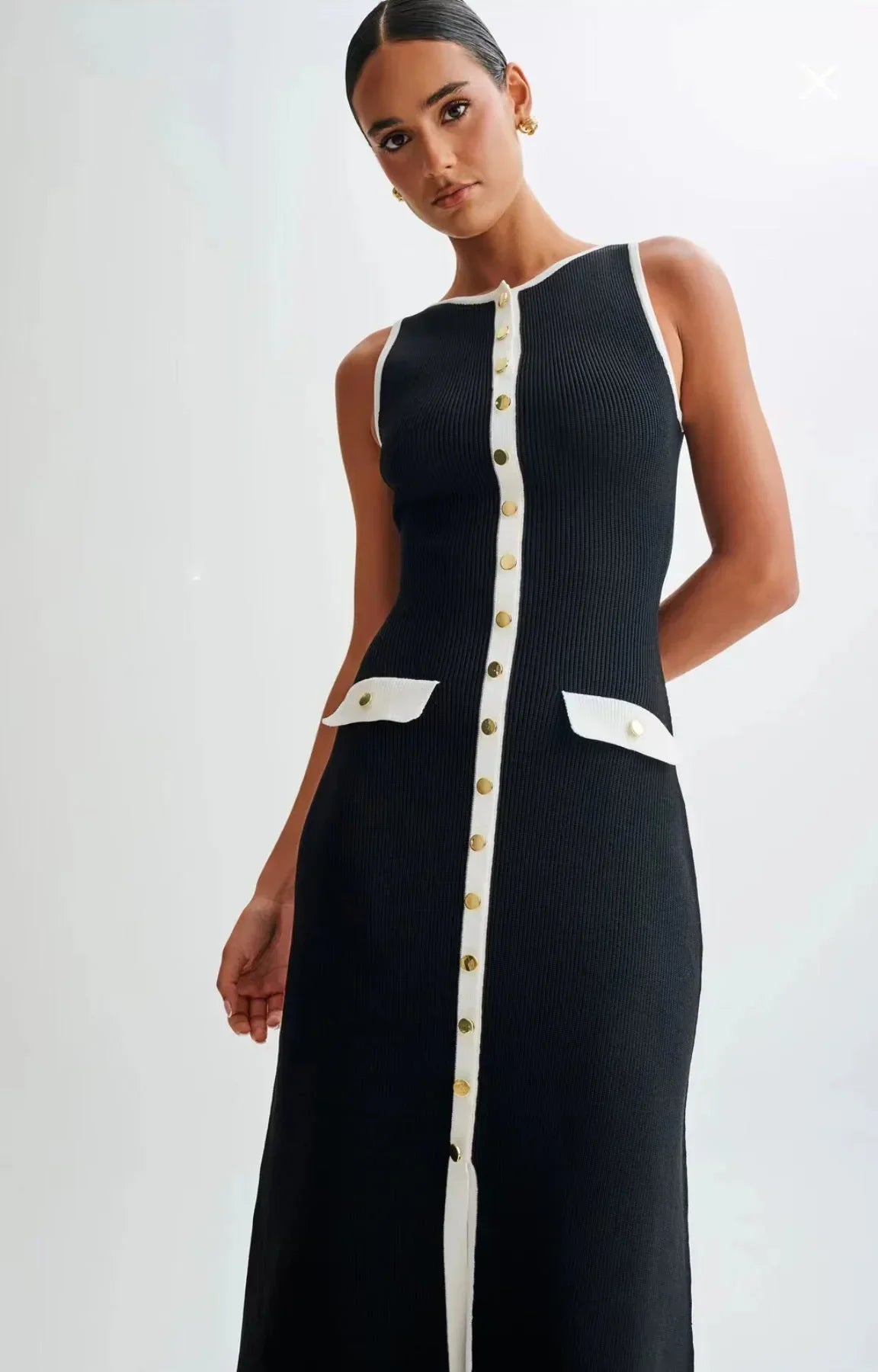 Robe midi femme noire en coton, avec boutons contrastés sur le devant et manches courtes pour un look décontracté.
