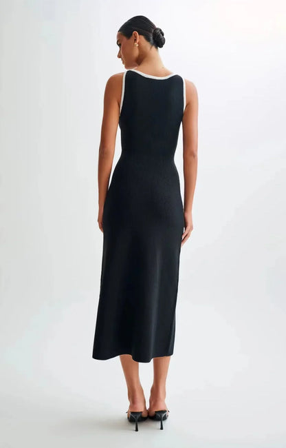 Robe midi noire en coton avec boutons contrastés sur le devant, parfaite pour un style décontracté et élégant.