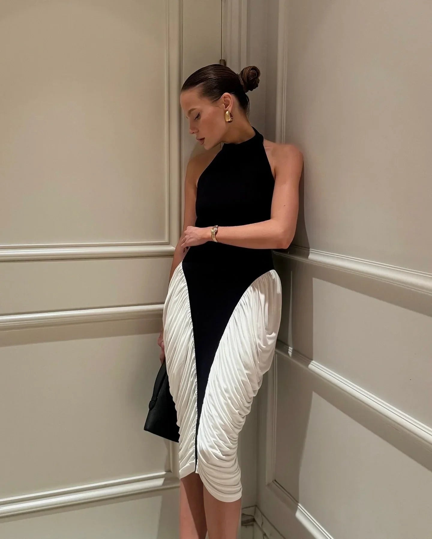 Robe midi femme en tissu plissé noir et blanc, à manches courtes et ceinture pour un ajustement flatteur.