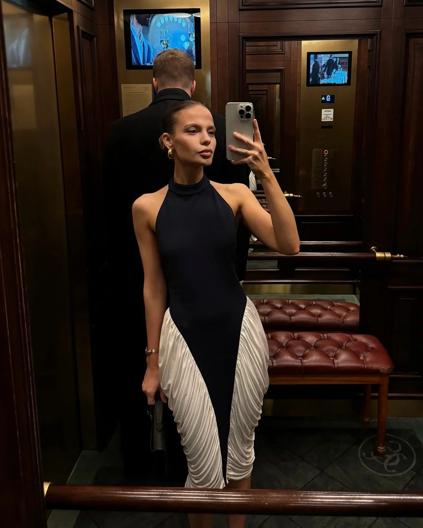 Robe midi femme noire et blanche plissée, en tissu léger avec un design à rayures pour un look chic et décontracté.