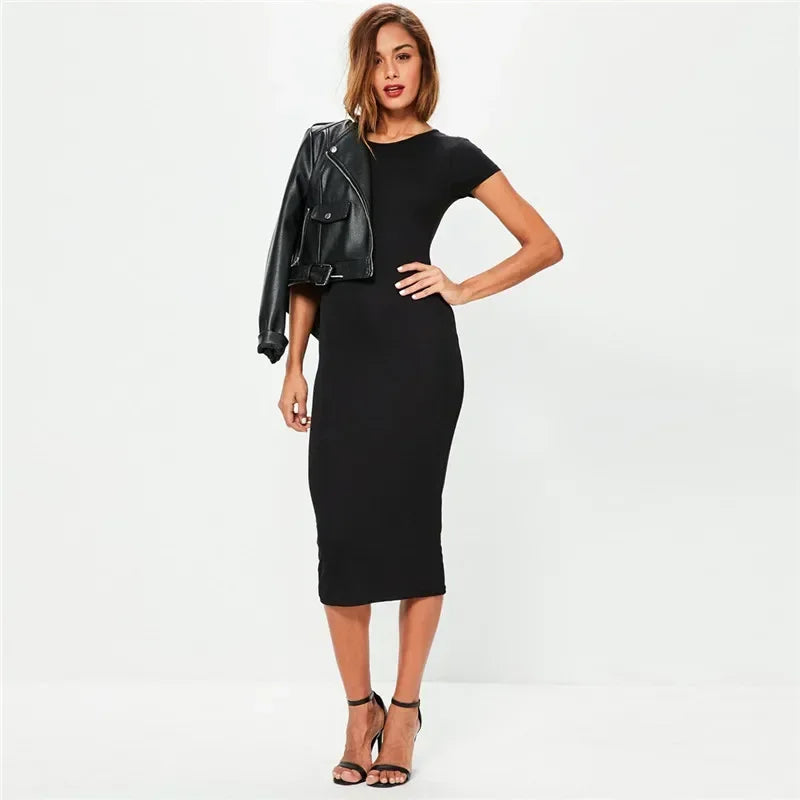 Robe midi noire à manches courtes, ajustée, en coton doux, avec une coupe épurée et des détails subtils.