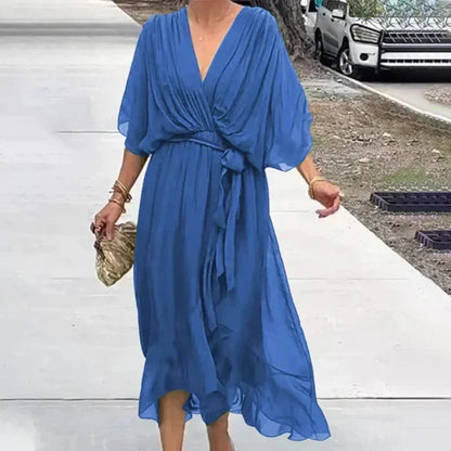Robe midi bleue femme portefeuille, col V, en tissu léger avec nouage à la taille pour un ajustement flatteur.