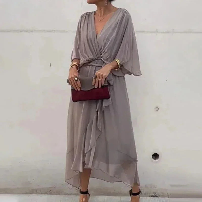 Robe midi grise femme en tissu léger, design portefeuille avec col V et nouage à la taille pour un ajustement flatteur.