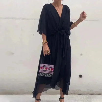 Robe midi femme portefeuille en noir, col V, nouage à la taille, en tissu léger et fluide, parfaite pour un look décontracté.