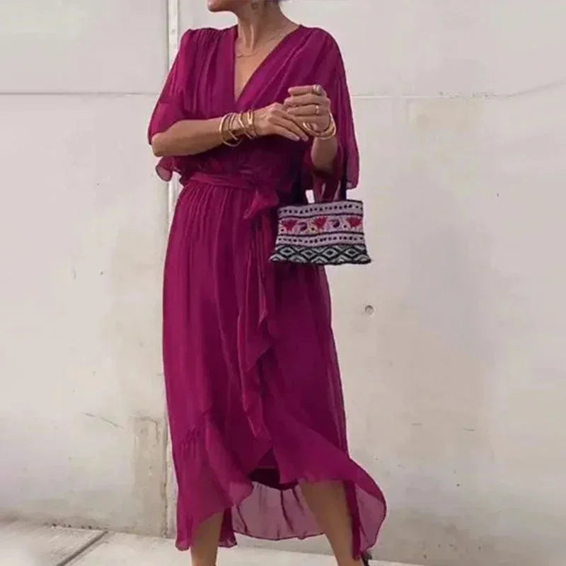 Robe midi femme portefeuille rouge violet, col V avec nouage à la taille, en tissu léger et fluide pour un style élégant.