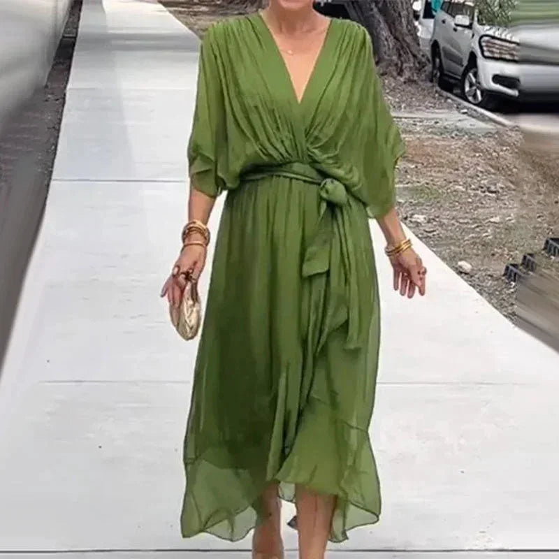 Robe midi femme portefeuille en vert, col V, avec nouage à la taille, en tissu léger et fluide, idéale pour l’été.