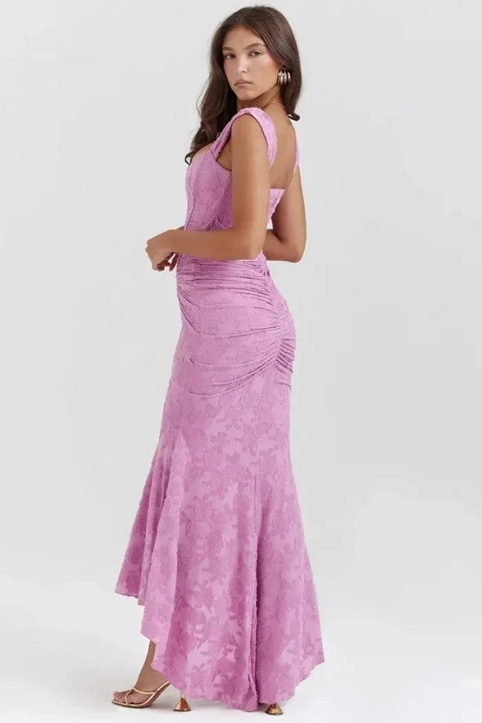 Robe midi femme sans manches en tissu léger, ornée de dentelle délicate et d'un ourlet coquet pour un look élégant.