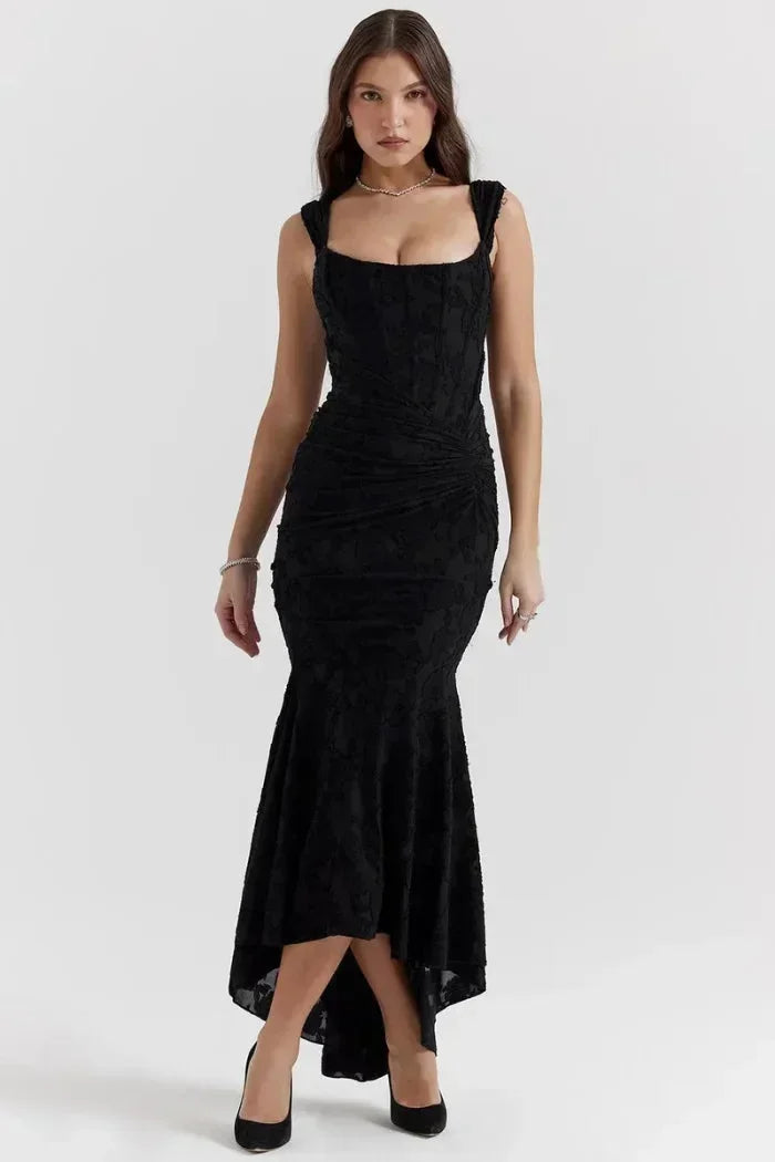 Robe midi femme sans manches en tissu léger, avec dentelle délicate et ourlet coquet, idéale pour les journées ensoleillées.