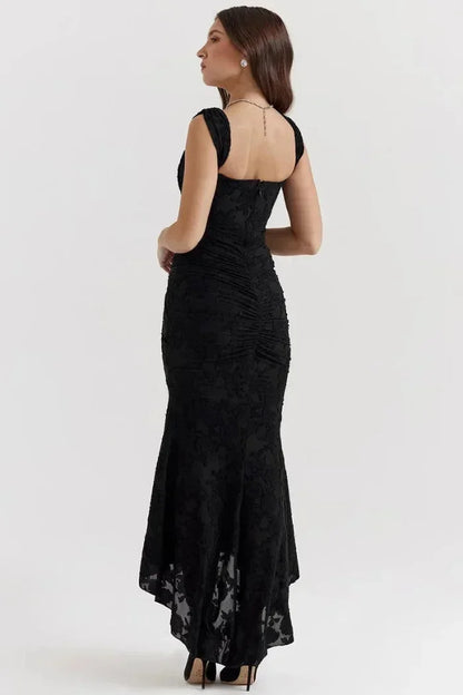 Robe midi femme sans manches, en tissu léger, avec dentelle délicate et ourlet coquet pour un style élégant.