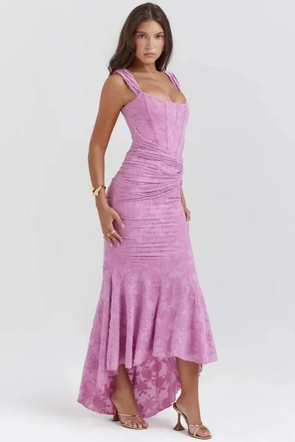 Robe midi sans manches rose en dentelle, avec un ourlet coquet et un design élégant pour un look féminin et raffiné.