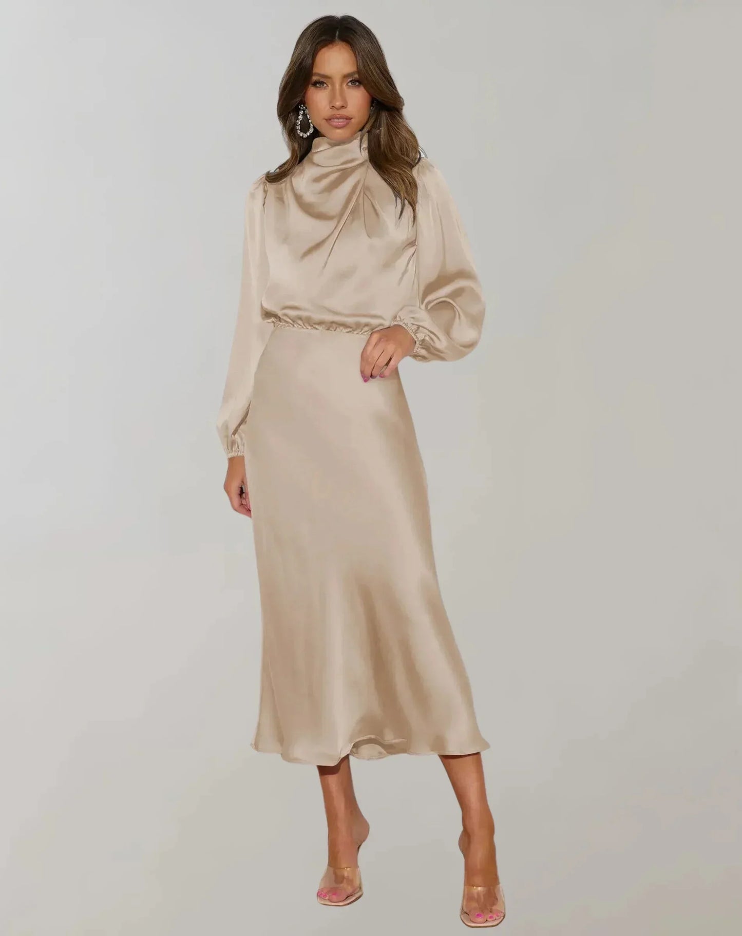 Robe midi beige satinée, col drapé, manches longues et fluide, parfaite pour un look élégant et décontracté.