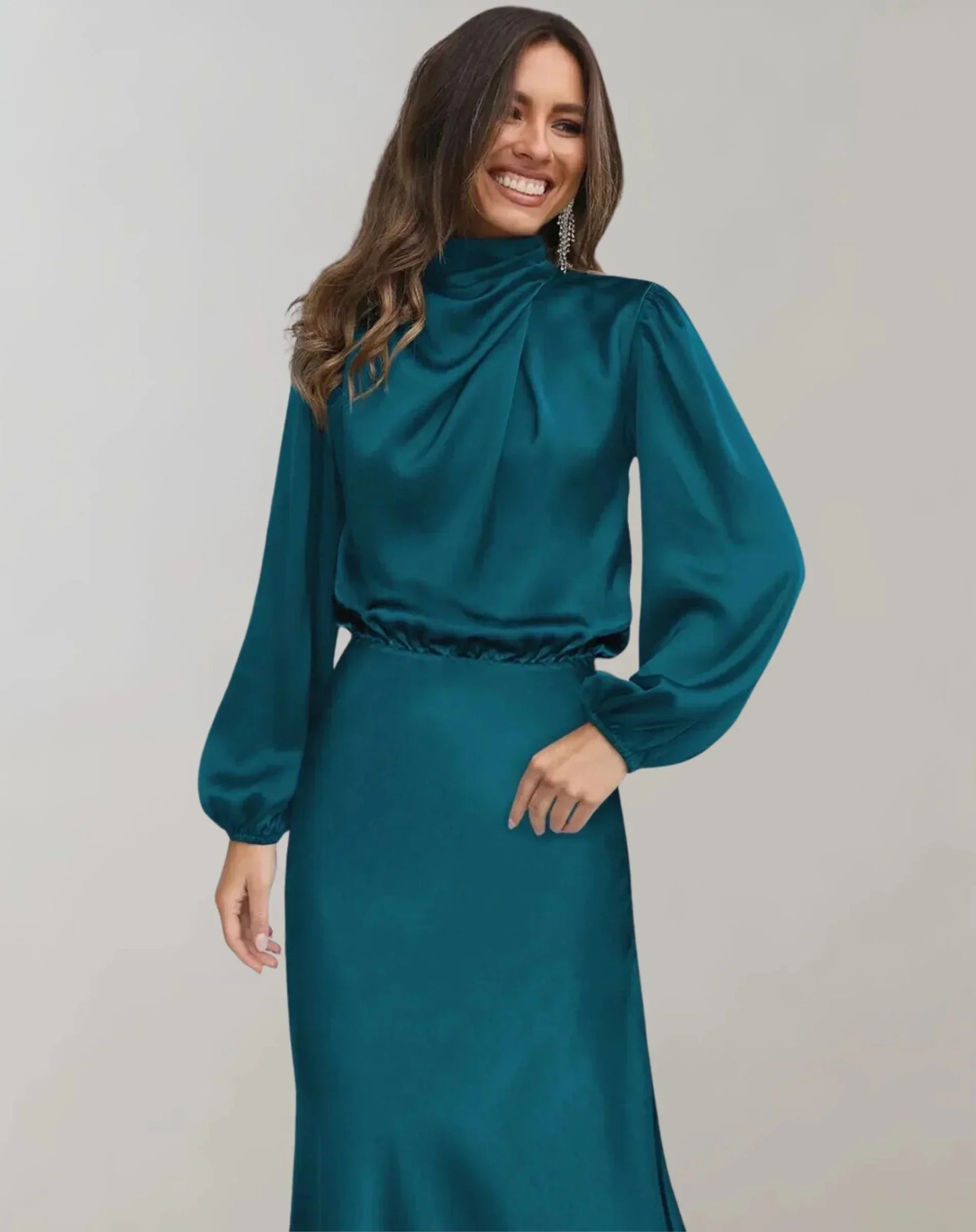 Robe midi femme en satin bleu foncé, col drapé, manches longues, style élégant et fluide pour toutes les occasions.