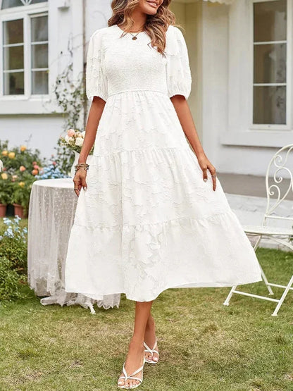 Robe midi femme en tissu texturé, manches courtes, avec volants élégants sur le bas, parfaite pour les occasions…