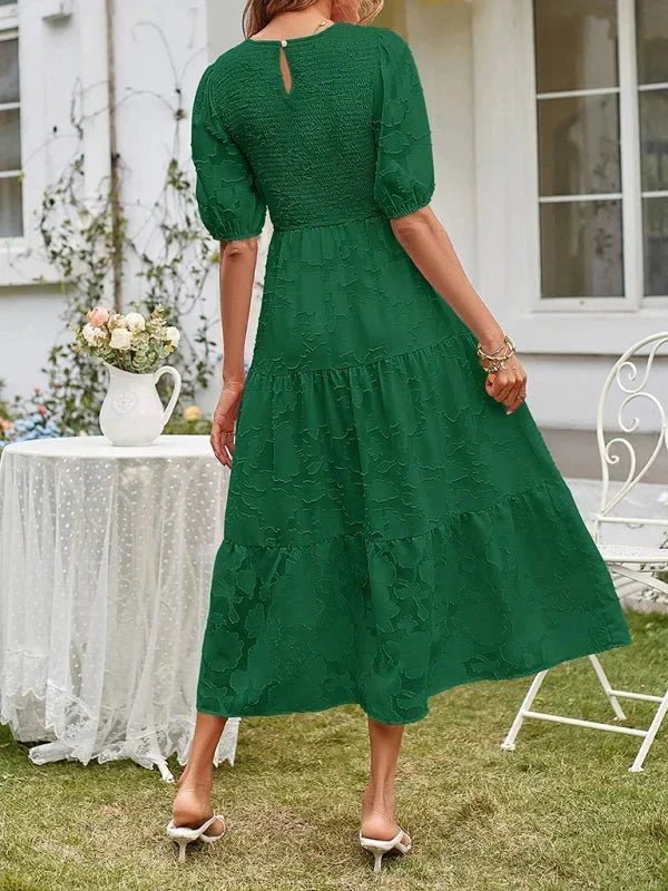 Robe midi femme texturée avec manches courtes, volants délicats et tissu doux pour un confort optimal au quotidien.