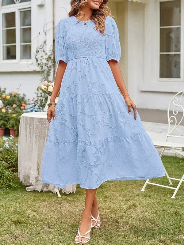 Robe midi femme en tissu texturé, manches courtes, volants délicats, idéale pour les occasions décontractées.