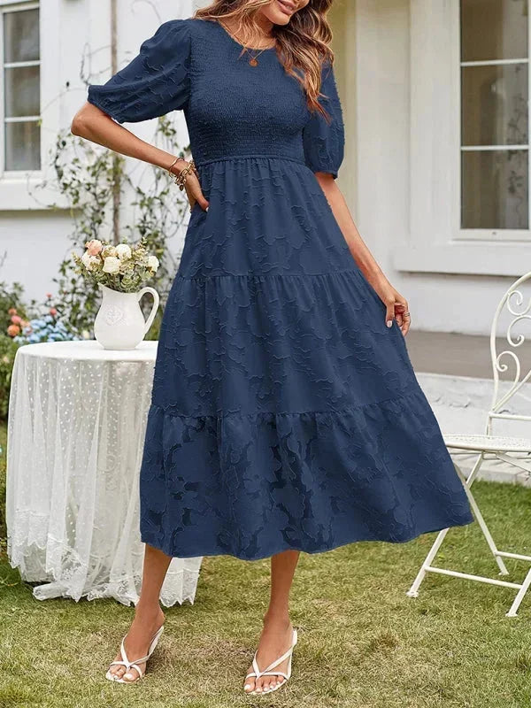 Robe midi femme en tissu texturé, manches courtes, avec volants au bas, parfaite pour une tenue décontractée.