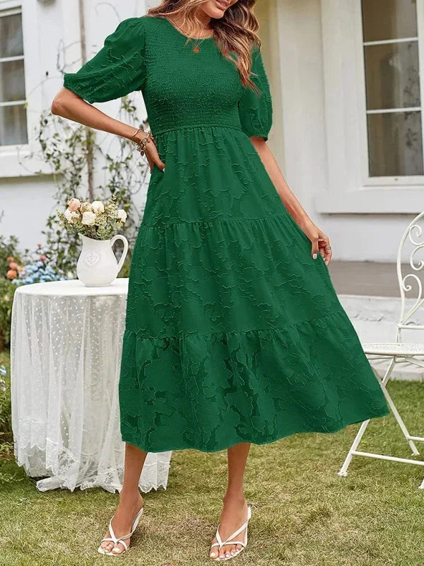 Robe midi femme en tissu texturé, manches courtes, détails de volants, coupe fluide et décontractée.