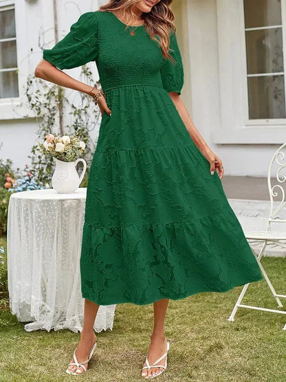 Robe midi femme en tissu texturé, manches courtes, détails de volants, coupe fluide et décontractée.