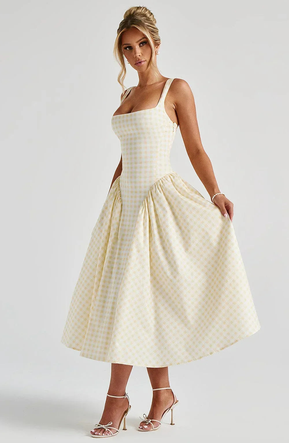 Robe midi femme à carreaux, évasée avec bretelles larges, en coton léger pour un confort quotidien.