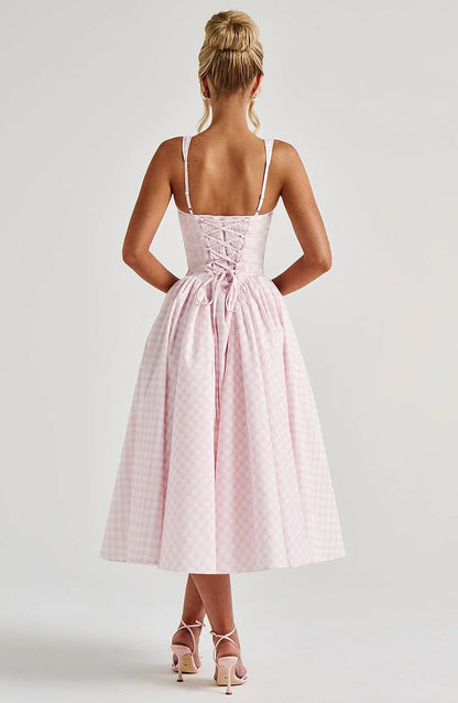 Robe midi femme évasée à carreaux, bretelles larges, en coton léger pour un confort quotidien. Design évasé élégant.