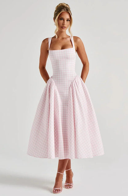 Robe midi femme à carreaux, évasée avec bretelles larges, conçue en coton léger pour un confort optimal.