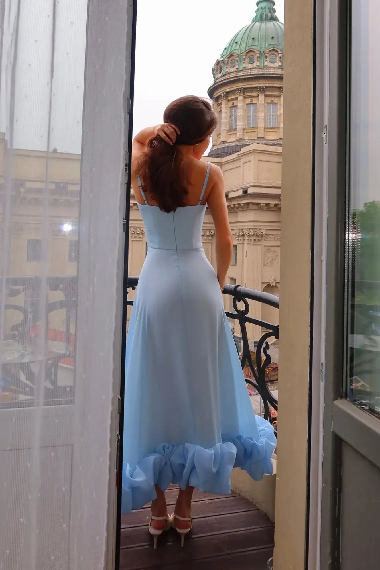 Robe midi femme sans manches en tissu léger, avec volants élégants pour une silhouette fluide et confortable.